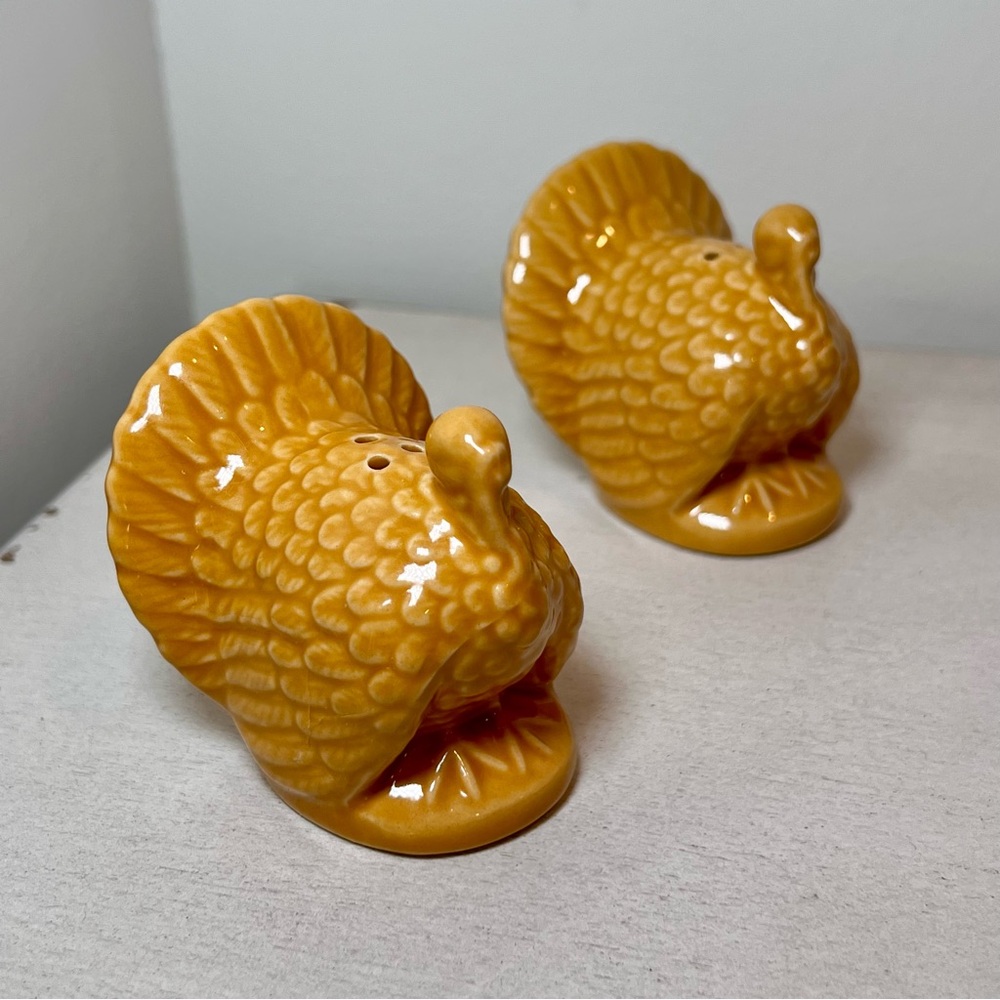 Vintage Ceramic Turkey Shakers Yellow Salt and Pepper Set Holiday NWOT
